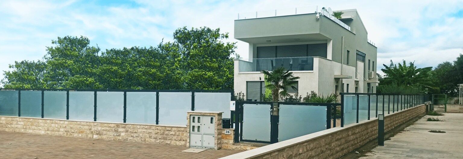 Parapetti in vetro per condominio. Vetro satinato da esterno con profilo in ferro, parapetto in vetro, cancello in vetro con profilo in ferro Vetreria Guizzo - Sernaglia della Battaglia.