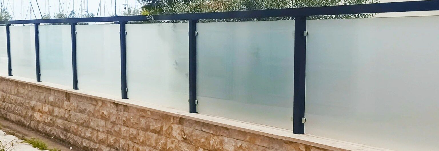 Parapetti in vetro terrazzi condominio. Vetreria Guizzo - Sernaglia della Battaglia. Architettura moderna