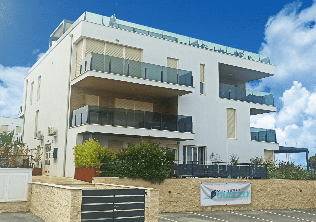 Parapetti in vetro terrazzi condominio. Vetreria Guizzo - Sernaglia della Battaglia